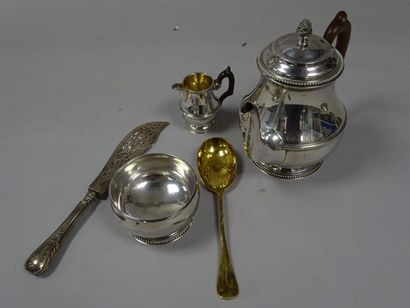 LAPAR
Une théière, un pot à lait et une coupe...