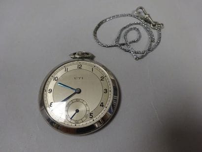 UTI
Montre de gousset en métal
Cadran à fond...