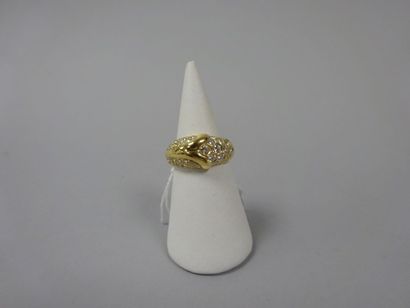 Bague en or jaune (750) à motif d'agrafe...