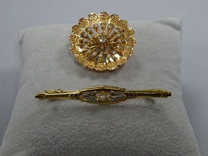 Lot de deux broches en ors jaune et or gris...