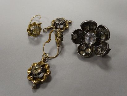 Paire de dormeuses à motifs de fleurs en...