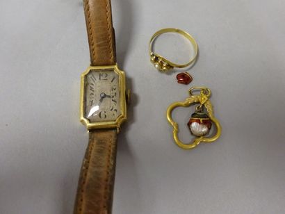 Lot or jaune (750) :

- une bague ornée d'une...