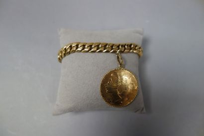 Bracelet en or jaune (750) à maille gourmette...