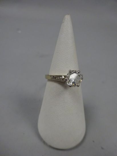 Bague en or gris (750) et platine (950) retenant...