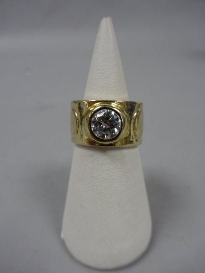 Bague jonc plat en or jaune (750) à motifs...