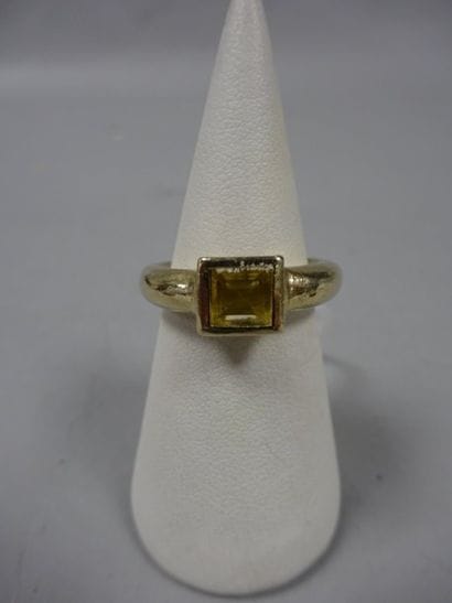 Bague jonc en or jaune (750) ornée d'un saphir...