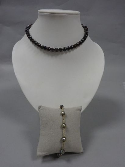 Lot comprenant: 

- Un collier choker de...