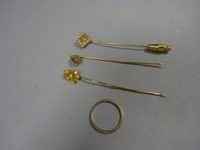 Lot or jaune (750) comprenant: 

- Une alliance....