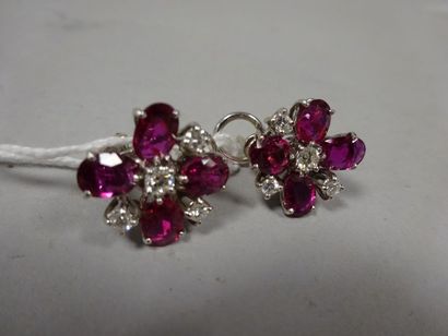 Paire de boucles d'oreille en or gris (750)...