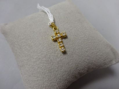Pendentif croix en or jaune (750) ornée de...