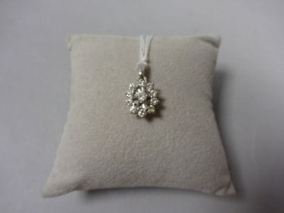 Pendentif en or gris (750) orné d'un diamant...