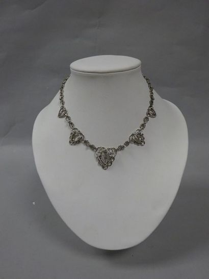 Collier en or gris (750) et platine (950)...