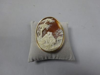 Broche ovale en or jaune (750) retenant un...