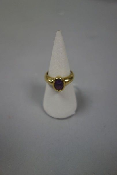 Bague jonc en or jaune (750) retenant une...