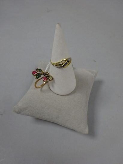 Lot comprenant: 

- Une bague en or jaune...