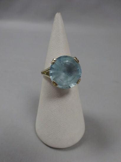 Bague en or blanc (750) sertie d'une aigue...