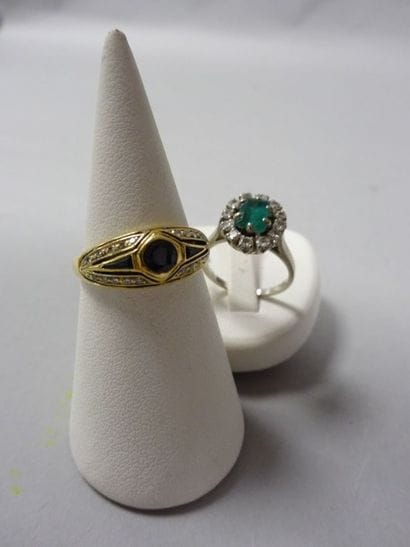 Lot comprenant : 

- Bague marguerite en...