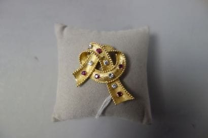 Broche noeud en or jaune (750) et platine...