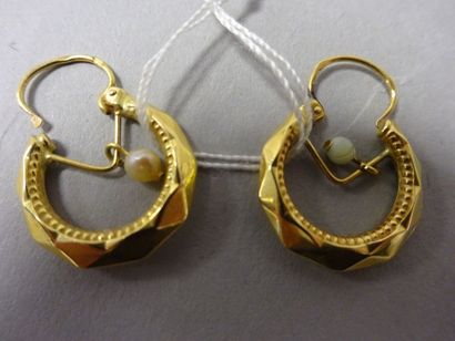 Paire de créoles en or jaune (750) ornées...