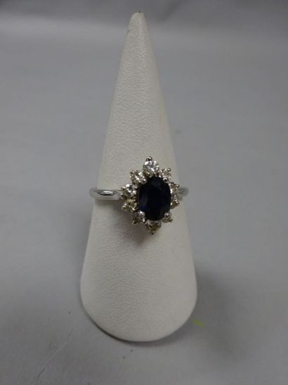Bague marguerite en or blanc (750) ornée...