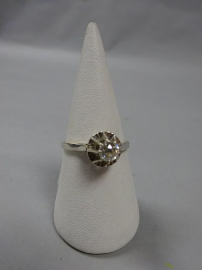 Bague solitaire en or blanc (750) ornée d'un...