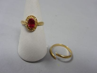 Lot comprenant : 

- Une bague en or jaune...