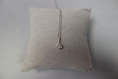 Chaine de cou en or gris (750) retenant un...