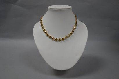 Collier ras de cou en or jaune (750) à un...
