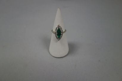 Bague marquise en or gris (750) ornée d'un...