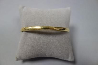 Bracelet jonc ovale ouvrant en or jaune (750)...