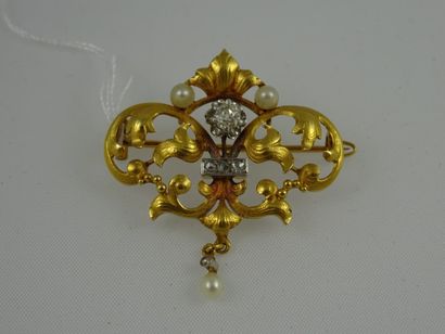 Broche volutes et rinceaux en or jaune (750)...