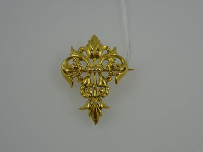 Broche en or jaune (750) à motifs de volutes...