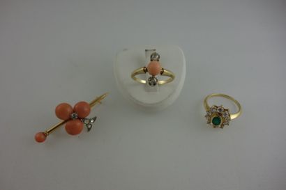 Ensemble comprenant :
- Une broche en or...