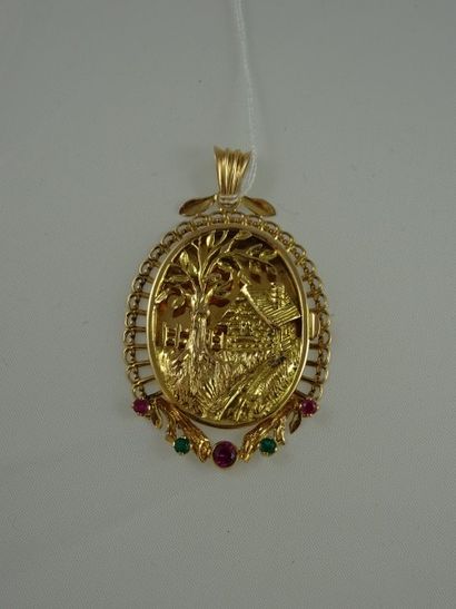 Pendentif médaillon ouvrant en or jaune (750)...