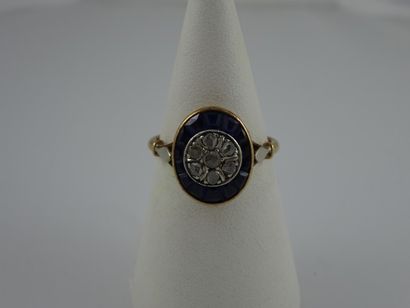 Bague en or jaune (750) de forme ovale ornée...