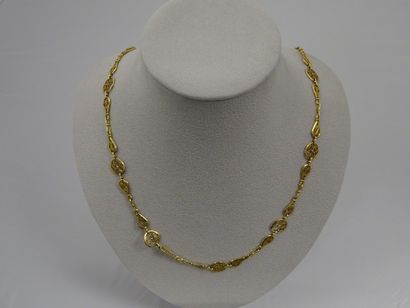 Collier en or jaune (750) à maillons filigranés...
