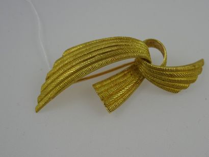 Broche en or jaune (750) figurant deux rinceaux...