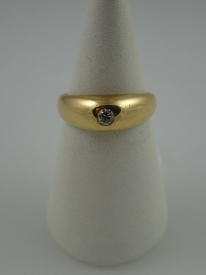Bague jonc en or jaune (750) ornée d'un diamant...