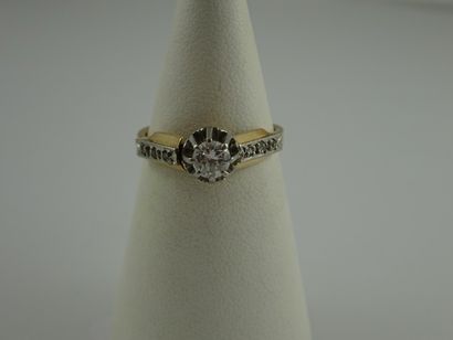Bague solitaire en or jaune (750) et platine...