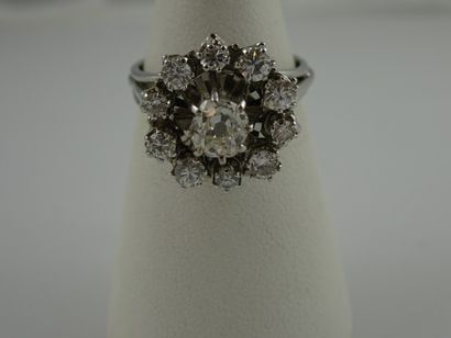 Bague marguerite en or gris (750) ornée d'un...