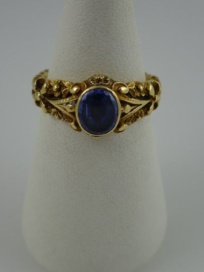 Une bague en or (750) à motif de fleurs rinceaux...