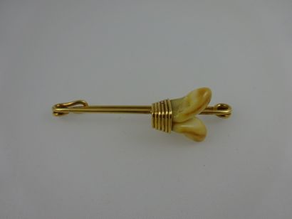 Broche épingle en or (750) ornée de deux...