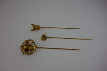 Lot de trois épingles à cravate en or jaune...