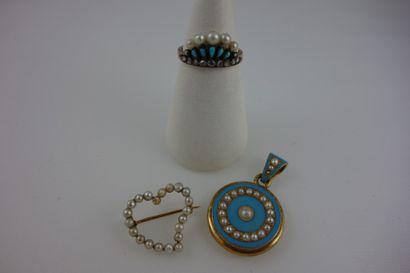 Lot comprenant : 

- Une broche coeur en...