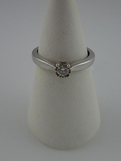 Bague solitaire en or gris (750) ornée d'un...