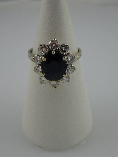 Bague marguerite en or gris (750) ornée d'un...