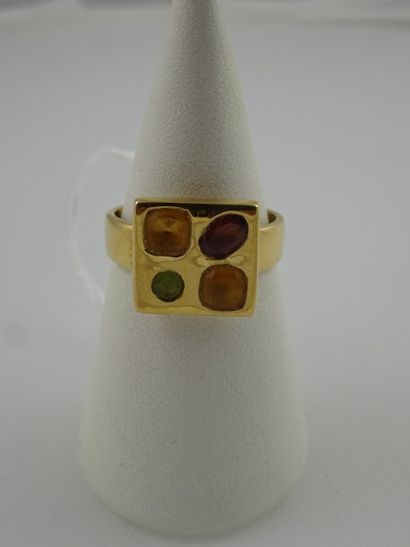 Bague en or jaune (750) de forme carrée ornée...