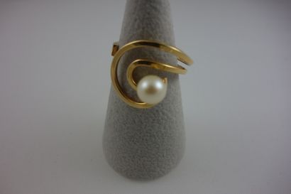 Bague tourbillon en or jaune (750) orné d'une...