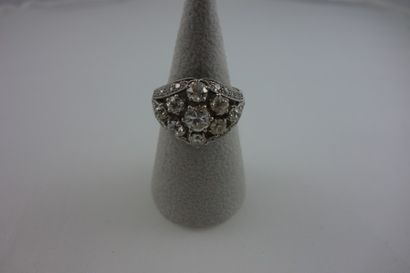 Bague dôme ajourée en or blanc (750) et platine...