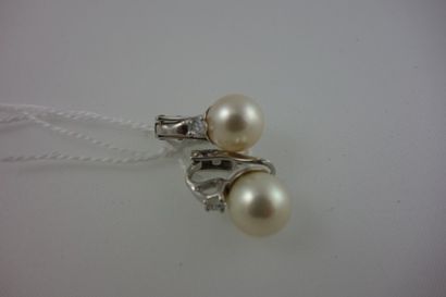 Paire de clips d'oreilles en or gris (750)...